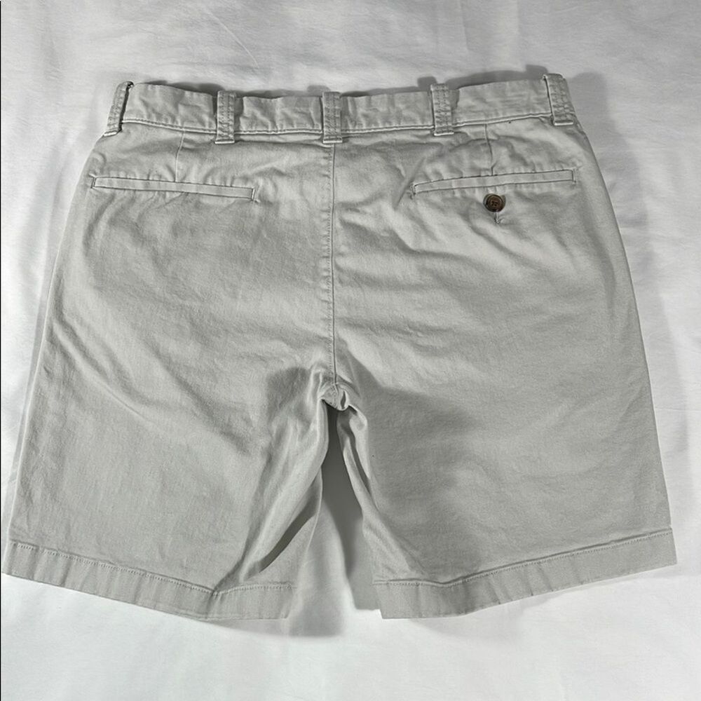 J. Crew mens stone khaki basic flat front 8.5" inseam chino shorts - size 33 - Picture 3 of 12